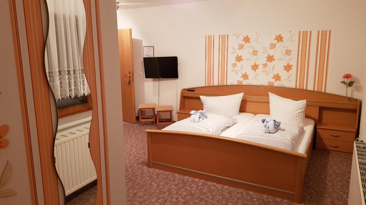 Pension & Gasthof Erbgericht Hoehenlage 850M حصن مارينبيرغ المظهر الخارجي الصورة